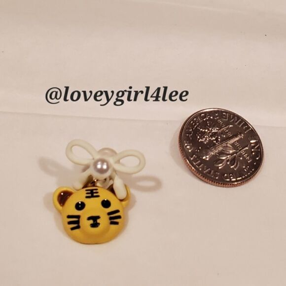 TIGER PRIDE STUD EARRINGS - Picture 4 of 5